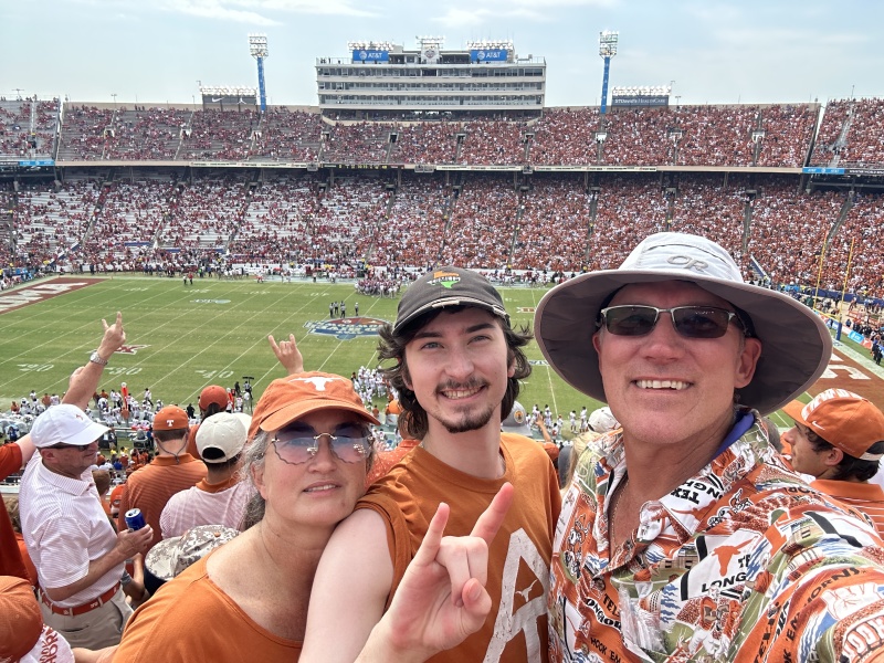 2022-10-08-UT-Longhorn-Football-OU-49to0-13-Suzi-Dax-Travis.JPG