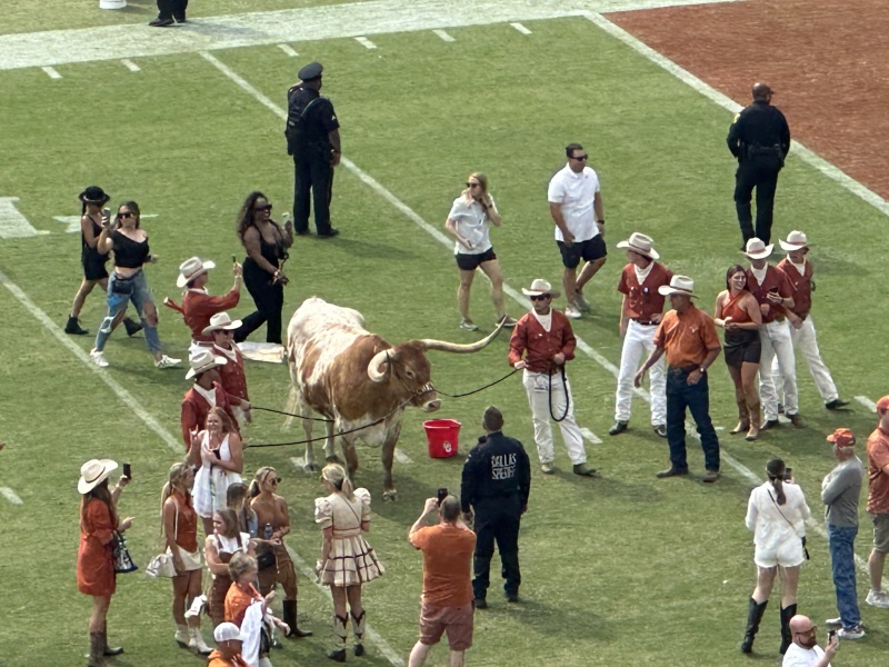 2022/09(September)/UT-Longhorn-Football/800x600_2022-10-08-UT-Longhorn-Football-OU-49to0-22.JPG