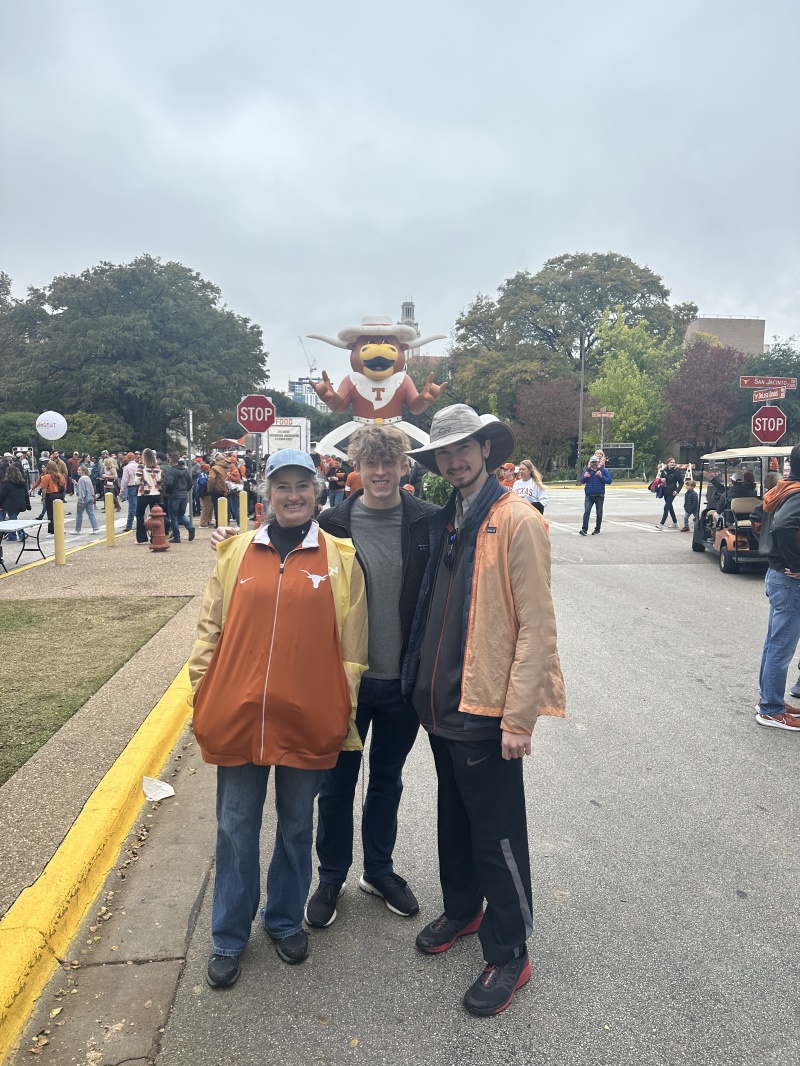 2022-11-25-UT-Longhorn-Football-88-Ian-Dax-Suzi-Travis.JPG