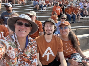 2022-10-08-UT-Longhorn-Football-OU-49to0-04-Travis-Dax-Suzi.JPG