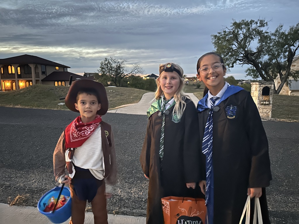 2022-10-31-Halloween-02-Sassani-kids.JPG