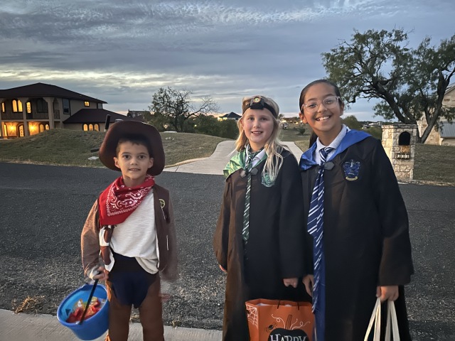 2022-10-31-Halloween-02-Sassani-kids.JPG