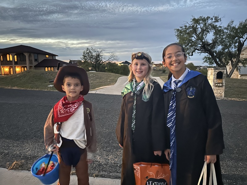 2022-10-31-Halloween-01-Sassani-kids.JPG