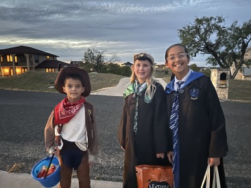 2022-10-31-Halloween-02-Sassani-kids.JPG