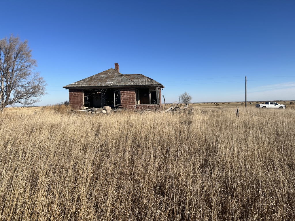 2022/11(November)/Hunting-South-Dakota/1024x768_2022-11-06-SouthDakota-Pheasant-Hunting-10-Battery-House.JPG