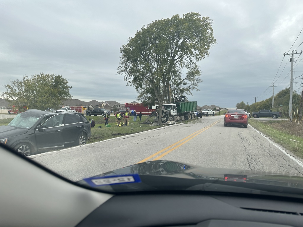 2022/11(November)/Misc/1024x768_2022-11-23-01-Truck-crashed-into-Tree-on-Rowe-Ln.JPG