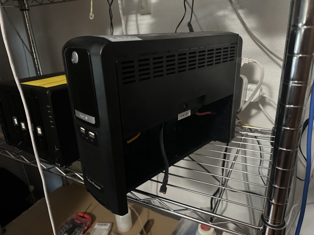 2022/11(November)/Misc/640x480_2022-11-03-02-UPS-battery-replacement.JPG