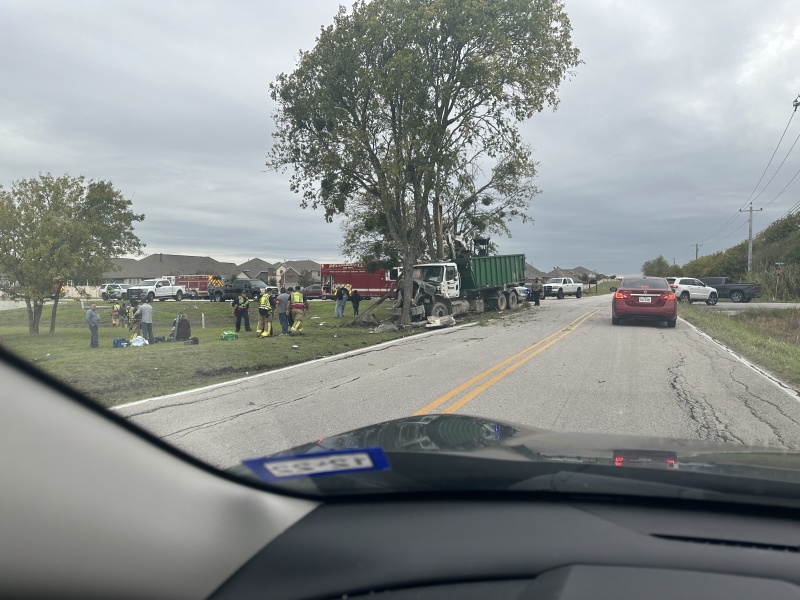 2022/11(November)/Misc/800x600_2022-11-23-02-Truck-crashed-into-Tree-on-Rowe-Ln.JPG