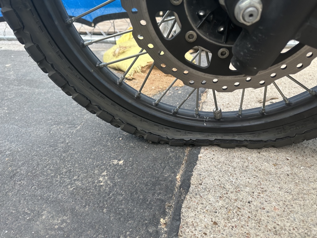 2022/11(November)/Motorcycle-Flat-Tire/1024x768_2022-11-02-Motorcycle-Flat-Tire-2.JPG