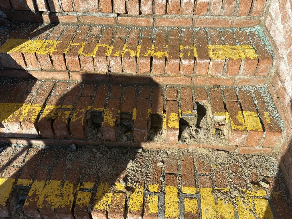 2022/11(November)/VA-SAVD-Ft-Harrison-MT/1024x768_2022-11-17-VA-SAVD-Fort-Harrison-MT-11-bad-stairs-missing-bricks.JPG