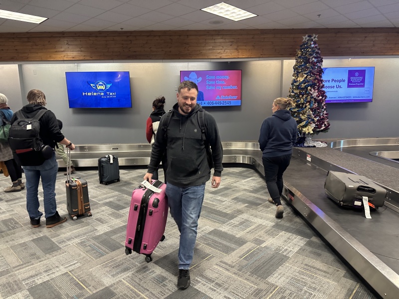 2022/11(November)/VA-SAVD-Ft-Harrison-MT/800x600_2022-11-14-VA-SAVD-Fort-Harrison-MT-03-CurtisThomas-pink-bag.JPG