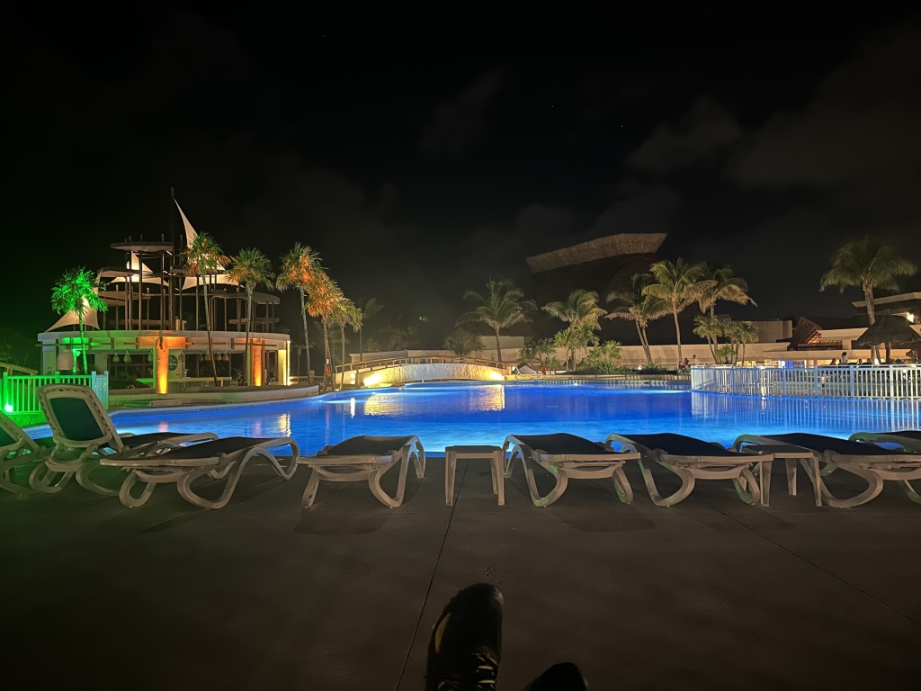 2022/12(December)/Cancun-Mexico/1024x768_2022-12-01-Cancun-with-Friends-42-empty-pool.JPG