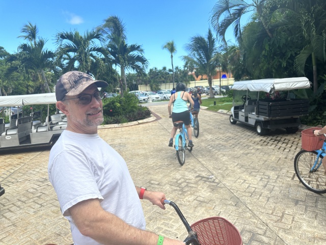 2022-11-30-Cancun-with-Friends-09-Ren-Suzi-biking.JPG