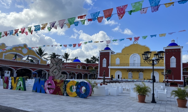 2022-12-02-Cancun-with-Friends-179-market.JPG