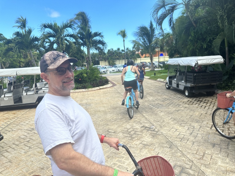 2022/12(December)/Cancun-Mexico/800x600_2022-11-30-Cancun-with-Friends-09-Ren-Suzi-biking.JPG