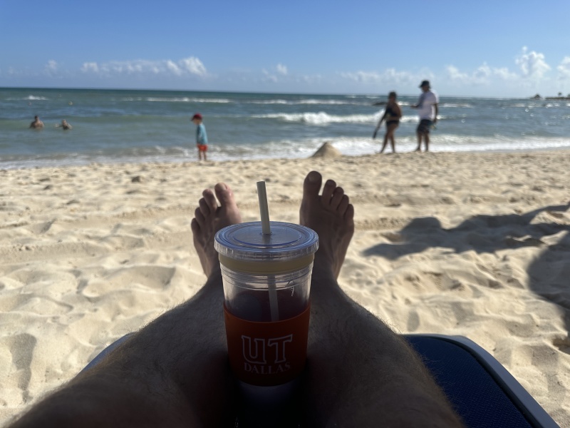 2022/12(December)/Cancun-Mexico/800x600_2022-11-30-Cancun-with-Friends-25-Travis-feet-at-beach.JPG