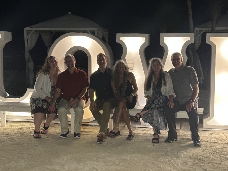 2022-12-02-Cancun-with-Friends-197-Marci-Ren-Ben-Kavita-Suzi-Travis-LOVE-sign.JPG