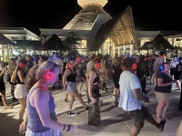 2022-11-29-Cancun-with-Friends-06-silent-disco.JPG