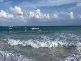 2022-12-05-Cancun-with-Friends-212-Beach-Waves-Video.png