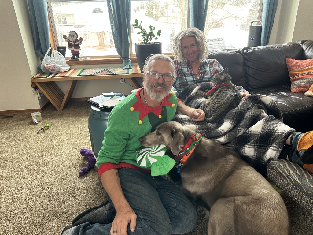 2022/12(December)/Christmas/1024x768_2022-12-24-Christmas-46-Justin-Angie.JPG