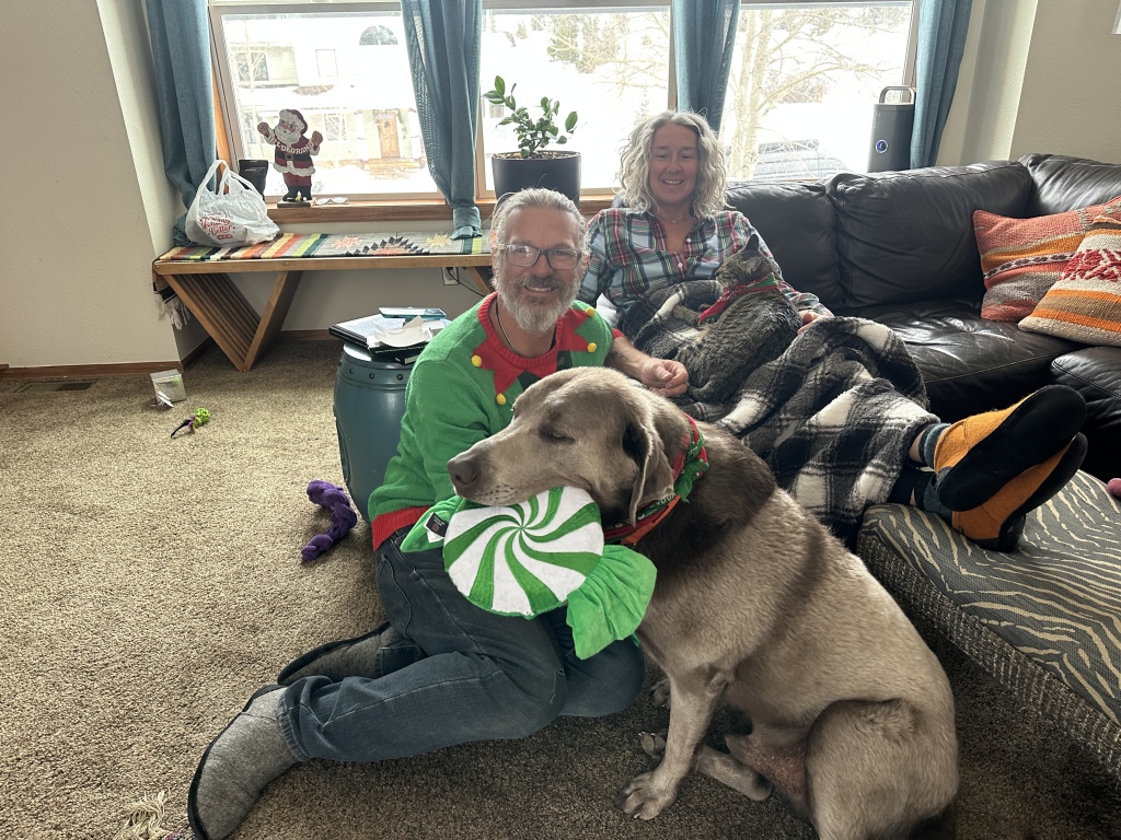 2022/12(December)/Christmas/1024x768_2022-12-24-Christmas-49-Justin-Angie.JPG