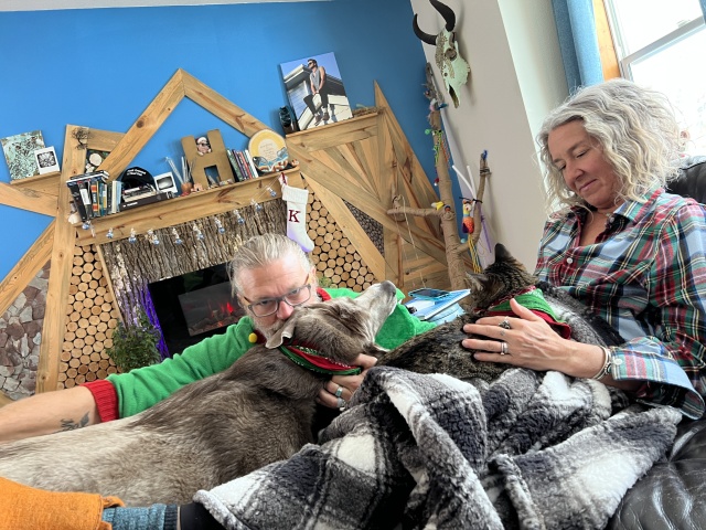 2022/12(December)/Christmas/640x480_2022-12-24-Christmas-19-Justin-Angie.JPG