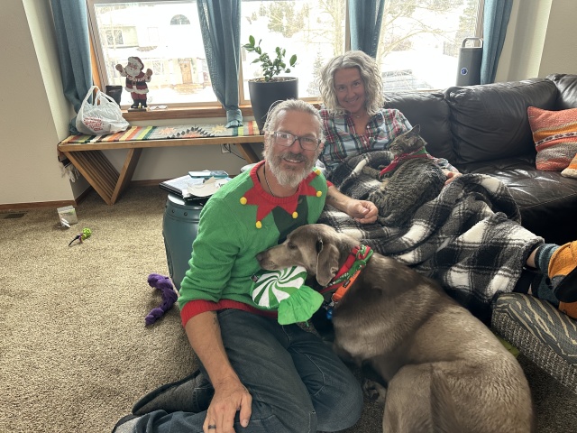 2022/12(December)/Christmas/640x480_2022-12-24-Christmas-46-Justin-Angie.JPG