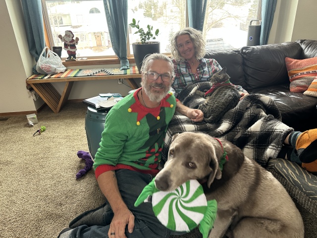 2022/12(December)/Christmas/640x480_2022-12-24-Christmas-47-Justin-Angie.JPG