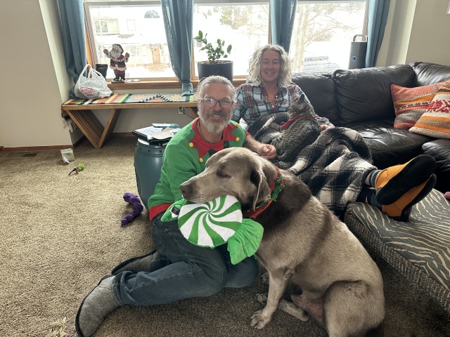 2022/12(December)/Christmas/640x480_2022-12-24-Christmas-49-Justin-Angie.JPG