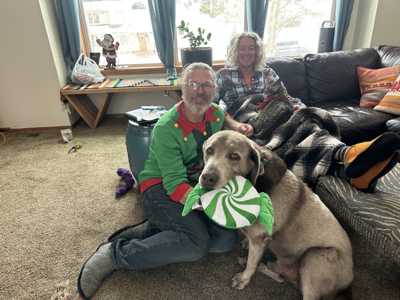 2022/12(December)/Christmas/800x600_2022-12-24-Christmas-48-Justin-Angie.JPG
