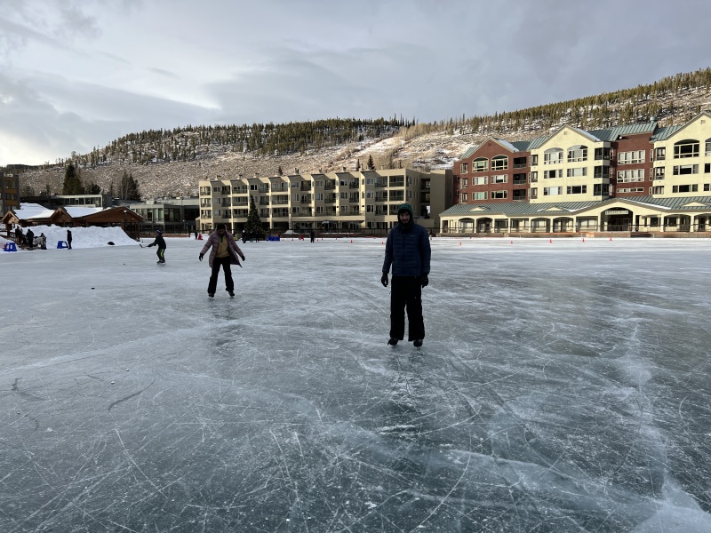 2022/12(December)/Christmas/800x600_2022-12-25-Christmas-22-Ice-Skating-Aditdi.JPG