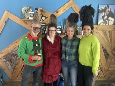 2022-12-24-Christmas-37-Whoville-Justin-Kyla-Suzi-Aditi.JPG
