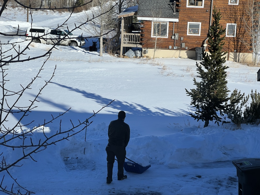 2022/12(December)/Colorado/1024x768_2022-12-17-10-Travis-shoveling.JPG