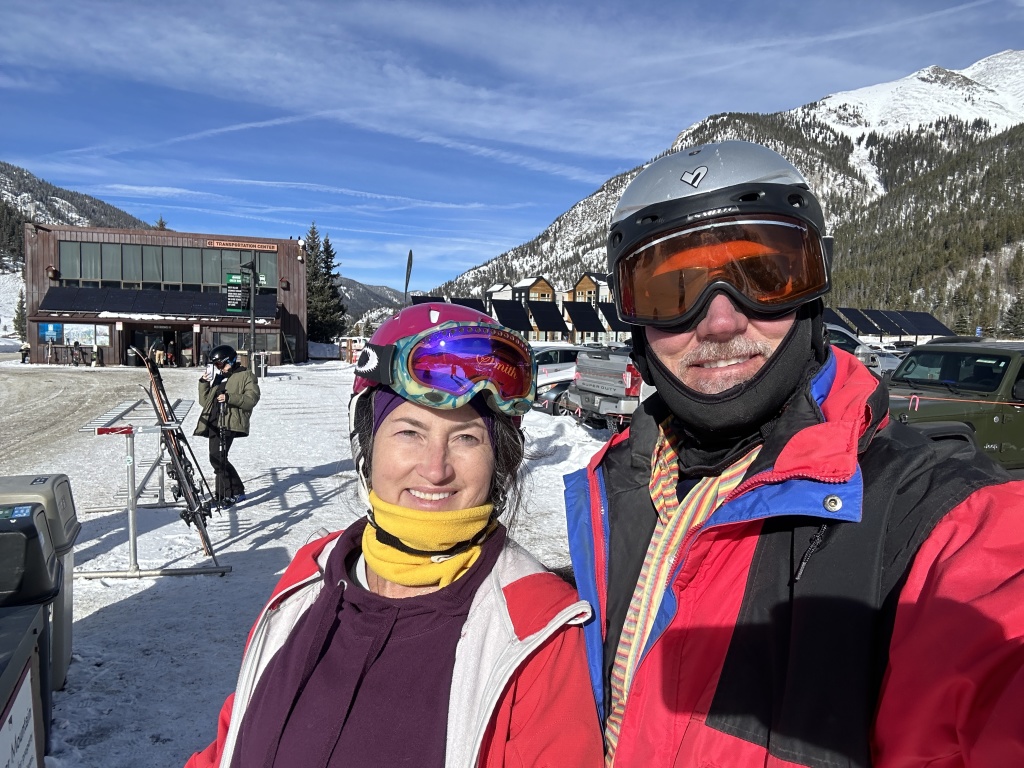 2022/12(December)/Colorado/1024x768_2022-12-18-15-Suzi-Travis-skiing.JPG