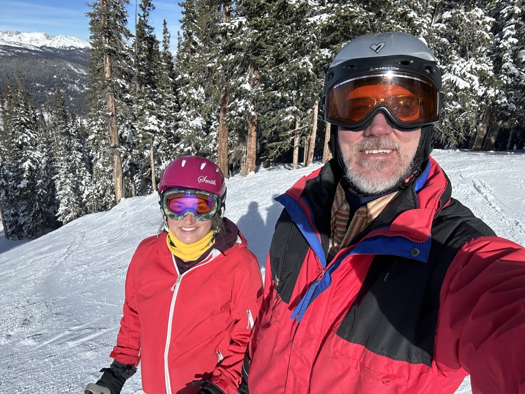 2022/12(December)/Colorado/1024x768_2022-12-18-17-Suzi-Travis-skiing.JPG
