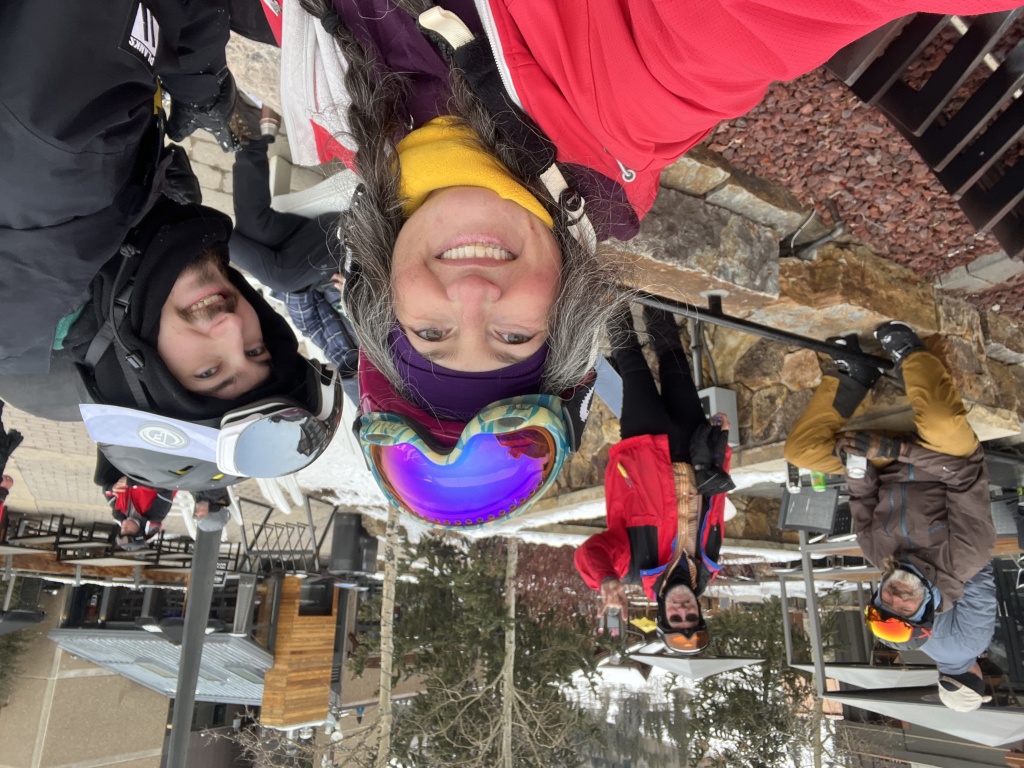 2022/12(December)/Colorado/1024x768_2022-12-20-44-Skiing-Justin-Travis-Suzi-Dax.JPG