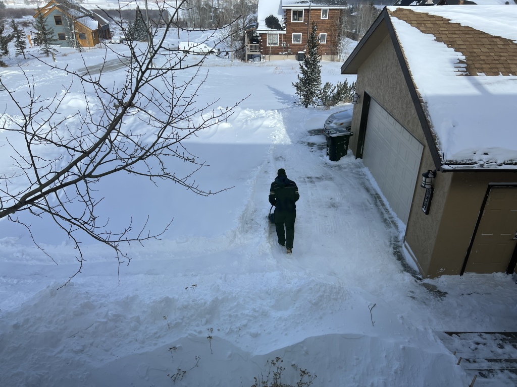 2022/12(December)/Colorado/1024x768_2022-12-22-50-Travis-shoveling.JPG