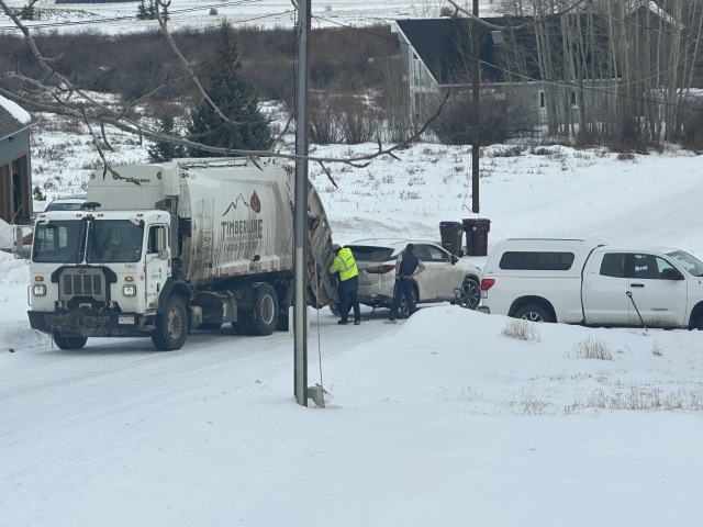 2022-12-28-79-garbage-Truck-chain-car.JPG