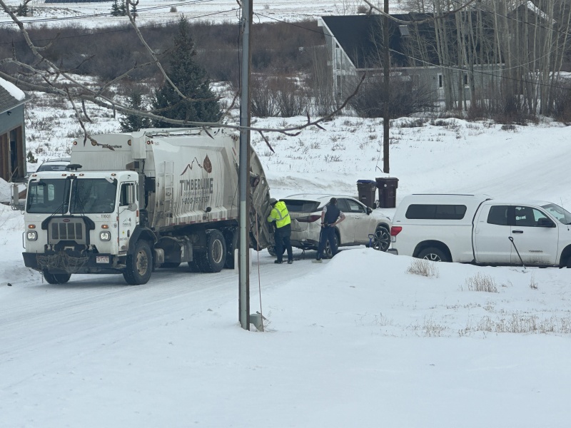 2022-12-28-79-garbage-Truck-chain-car.JPG