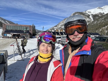 2022-12-18-15-Suzi-Travis-skiing.JPG