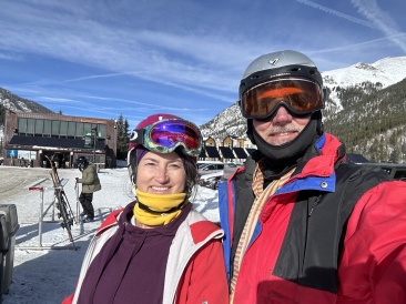 2022-12-18-16-Suzi-Travis-skiing.JPG