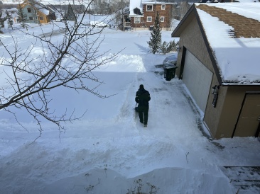 2022-12-22-50-Travis-shoveling.JPG
