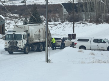 2022-12-28-79-garbage-Truck-chain-car.JPG