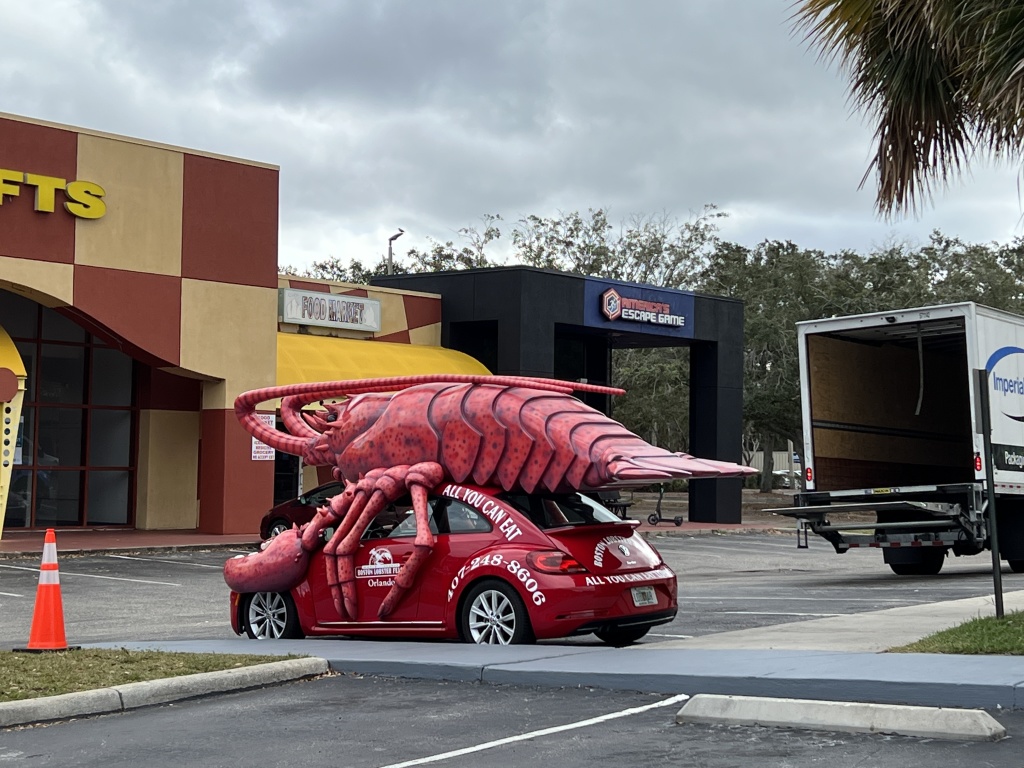 2022/12(December)/Disney-with-Dax-Aditi/2022-12-13-Disney-01-Crab-Car.JPG
