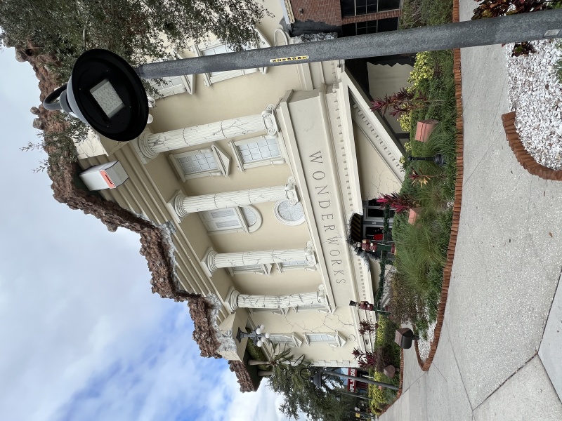 2022/12(December)/Disney-with-Dax-Aditi/800x600_2022-12-13-Disney-02-upside-down-house.JPG