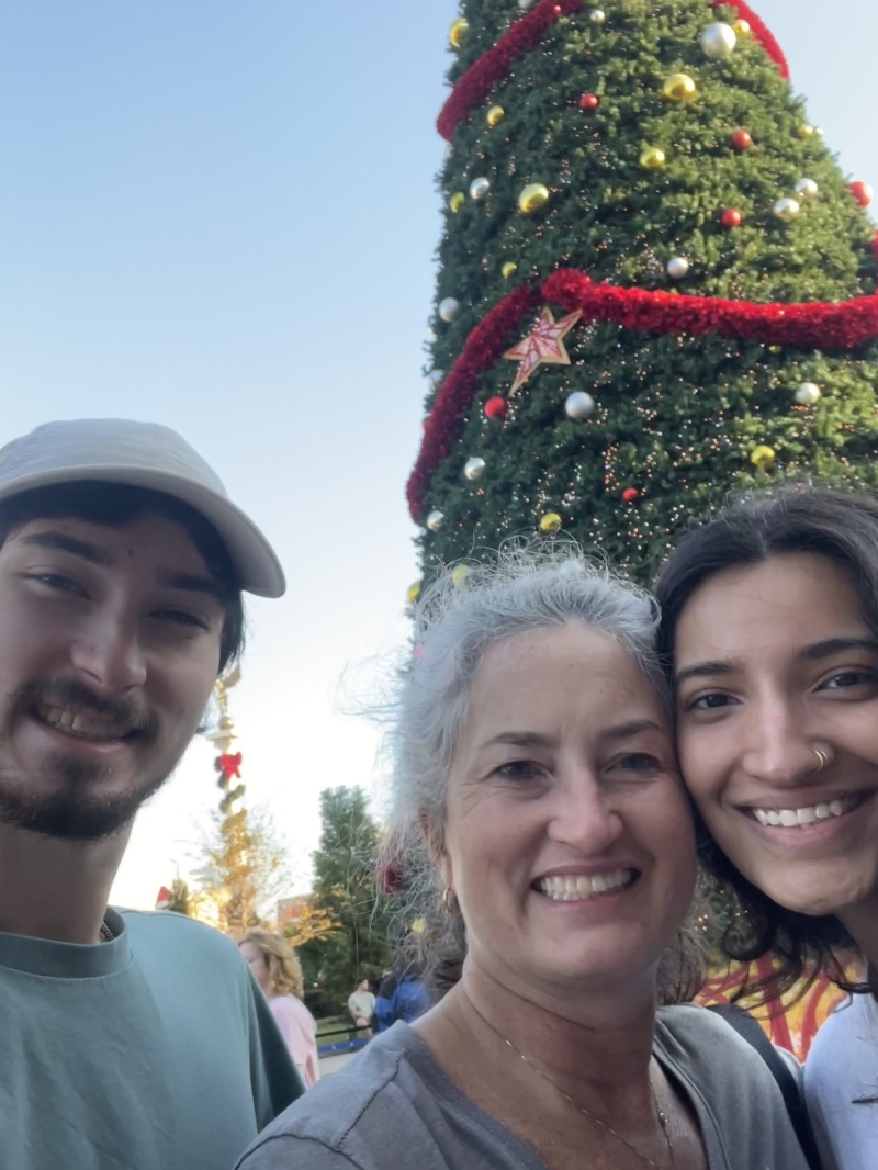2022-12-14-Disney-14-Dax-Suzi-Aditi.JPG