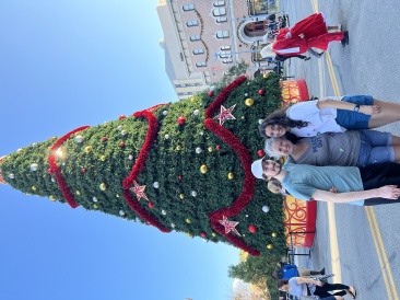 2022-12-14-Disney-15-Dax-Suzi-Aditi-GOOD.JPG