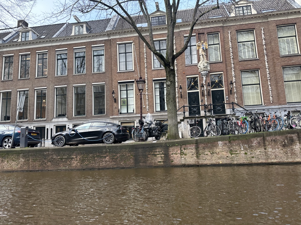 2023-01-26-Amsterdam-043-canal-boat-tour.JPG