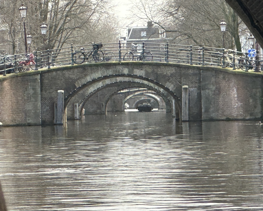 2023-01-26-Amsterdam-047-canal-boat-tour-seven-bridges.JPG