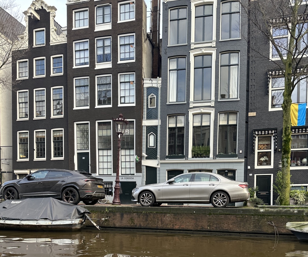 2023-01-26-Amsterdam-049-canal-boat-tour-tiny-house.JPG